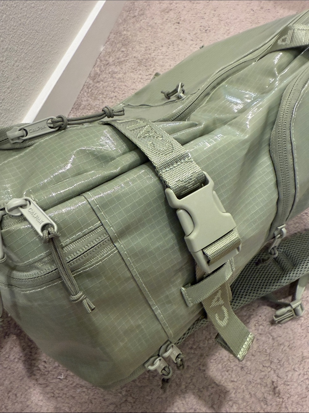 CALPAK Terra 26L Laptop Duffel Backpack in Juniper - Picture 3 of 6